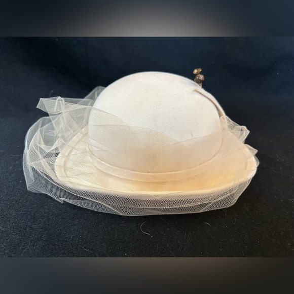VINTAGE ADOLFO II 100% Wool Hat Cream w/Netting. Size 21 3/4” - Picture 1 of 6